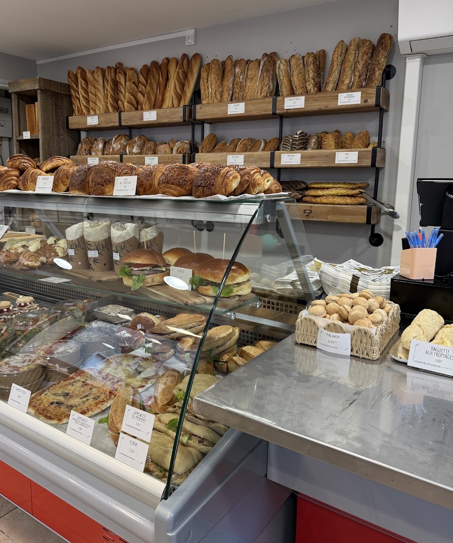 Le comptoir et les étagères de pains de la boulangerie
