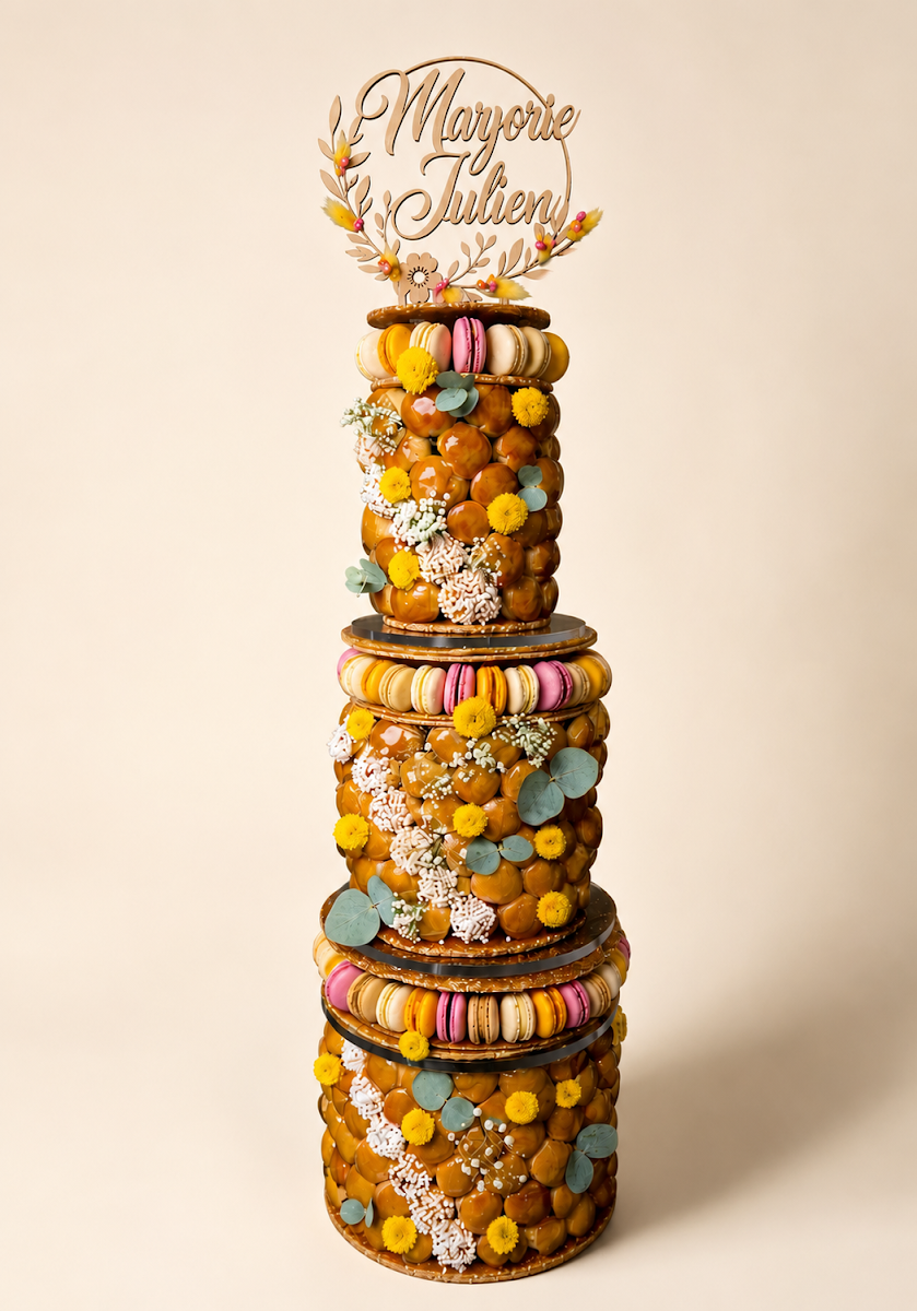 Pièce montée de mariage décorée de macarons et de fleurs