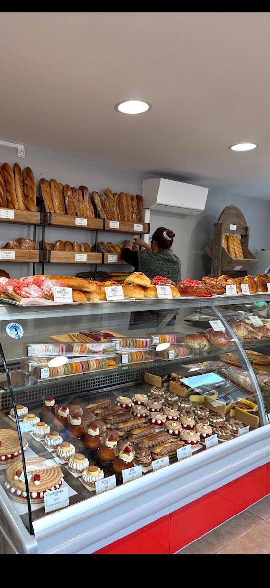 La vitrine de pâtisseries et le mur de baguettes de Du Pain & des Gâteaux